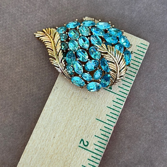 Trifari Vintage Blue Brooch with Gold Toned Fern Leaves - Picture 7 of 14